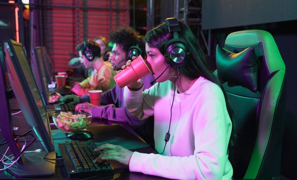 a thriving gaming community that delivers eSports news, reviews, and live streams